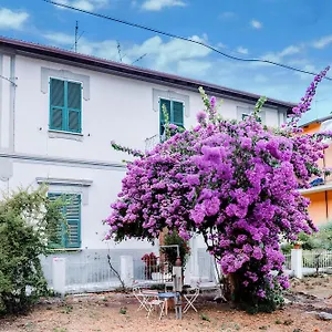 Apartamento Casa Elegante In Mezzo Al, La Spezia
